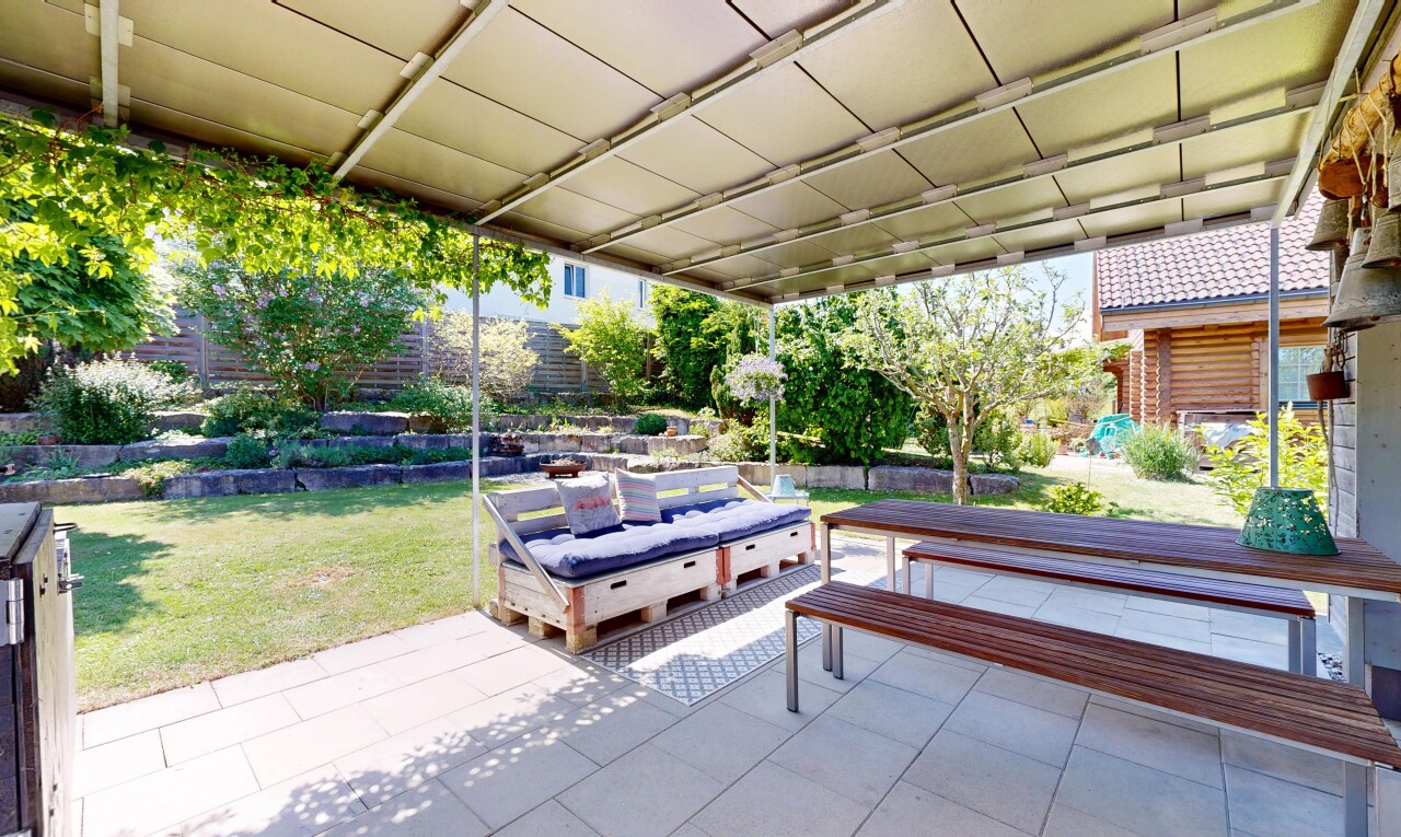 terrasse mit terrasse, rasen, und from property