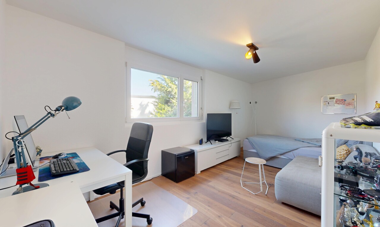 büro mit wood finish floor, holzfußboden, drywall, gipskartonwand, und inside property