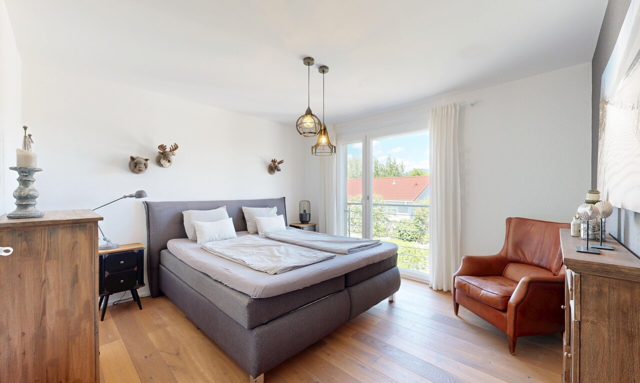 zimmer / schlafzimmer mit day time, wood finish floor, holzfußboden, inside property, und drywall