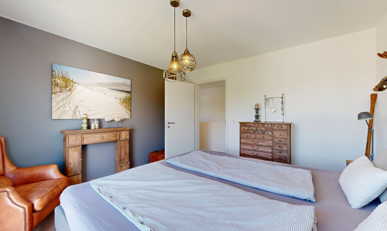 zimmer / schlafzimmer mit drywall, gipskartonwand, und inside property