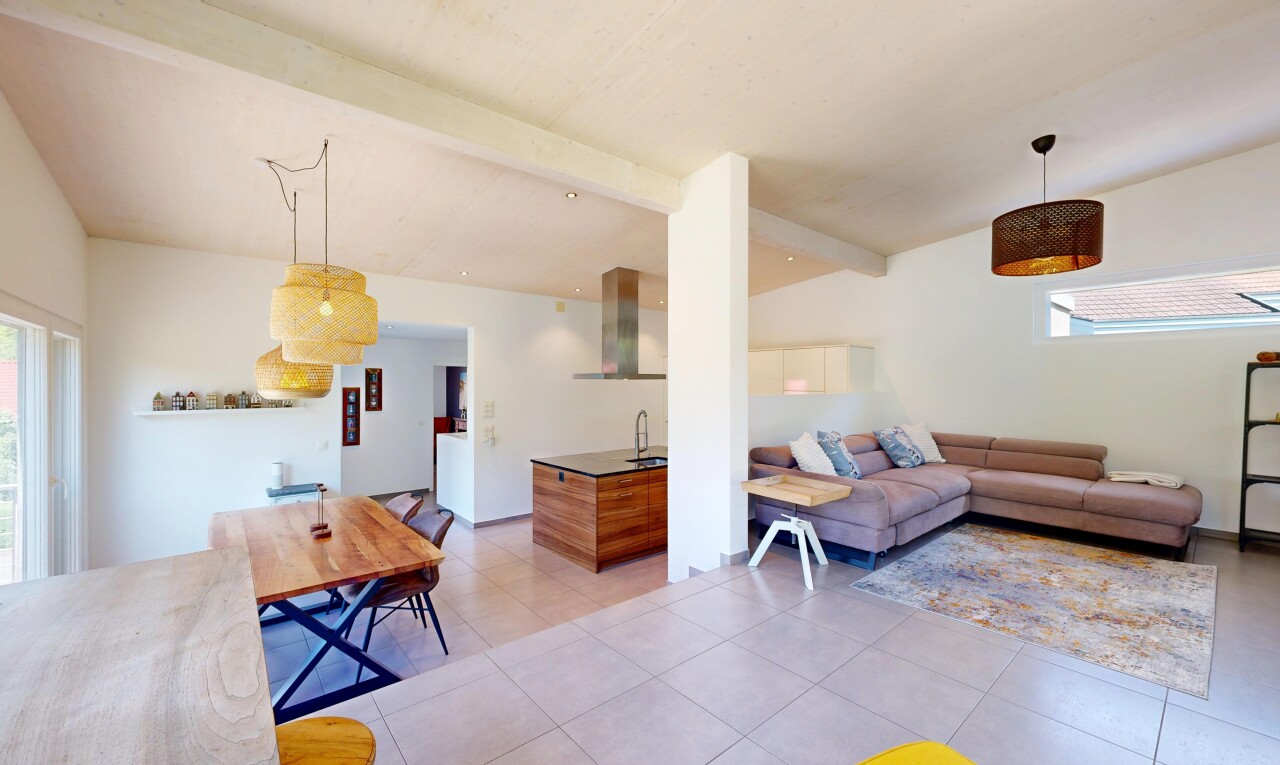 wohn- / esszimmer mit beamed ceiling, balkendecke, natural light, natürliches licht, und inside property