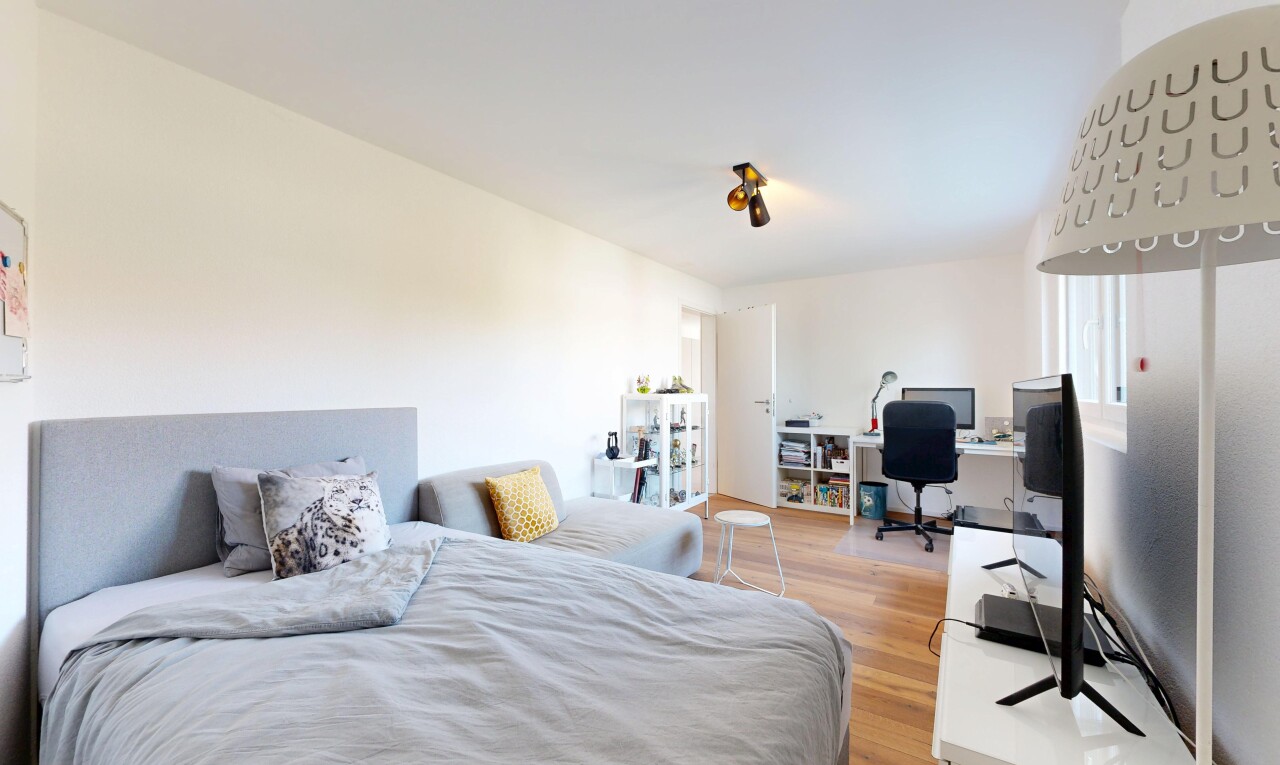 zimmer / schlafzimmer mit inside property, bürobereich, holzfußboden, wood finish floor, und gipskartonwand