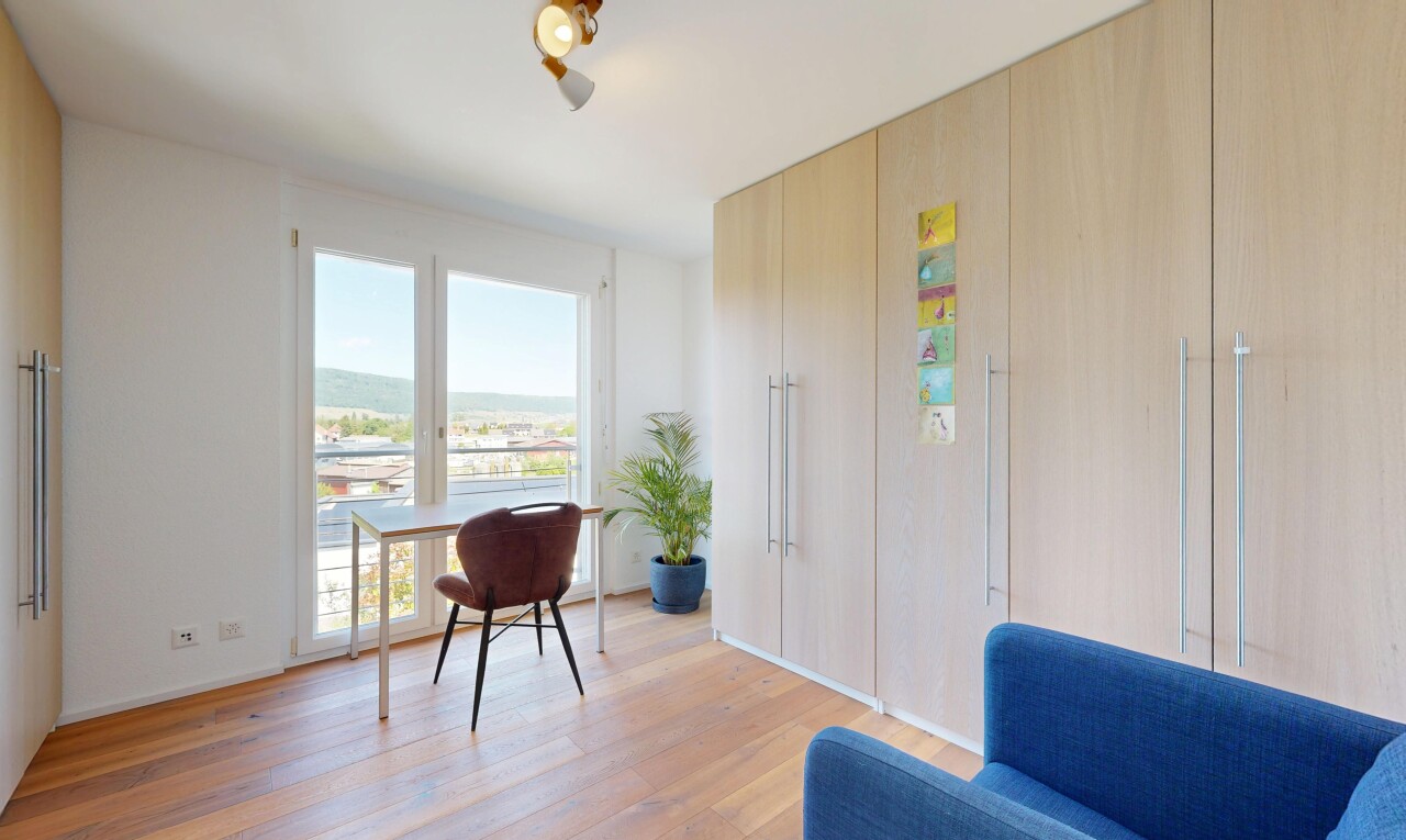 wohnzimmer mit holzfußboden, wood finish floor, inside property, day time, und natürliches licht
