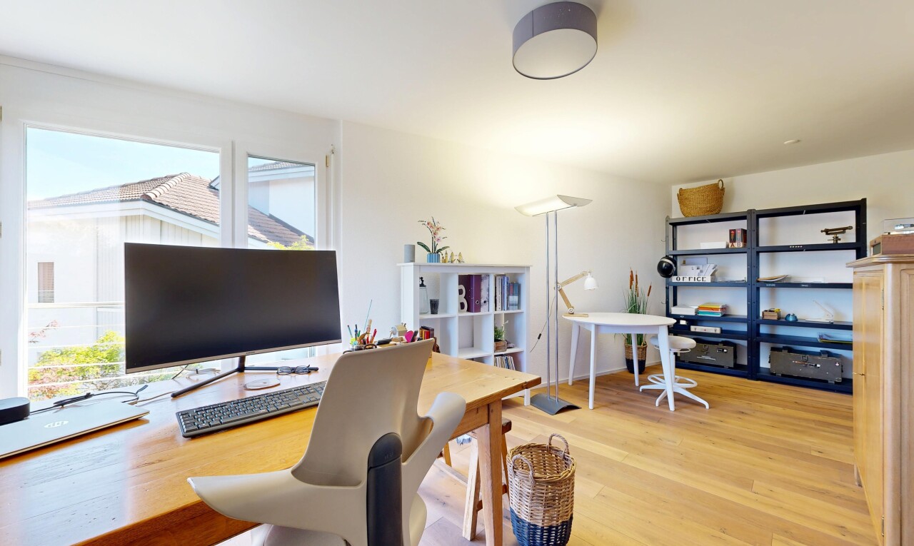 büro mit bürobereich, natürliches licht, natural light, inside property, und fernseher