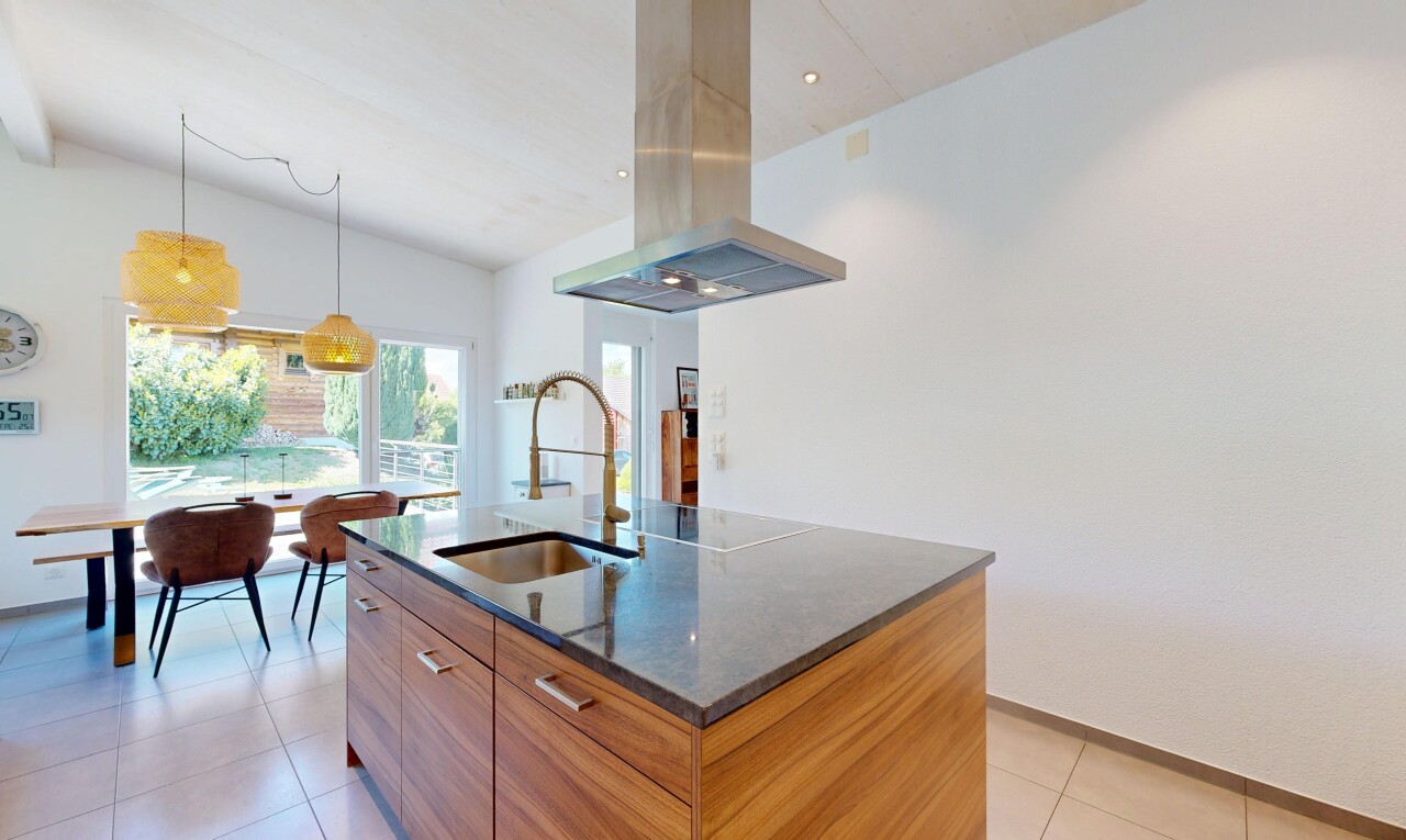 küche mit dunstabzugshaube, light floor, kücheninsel, kitchen island, und dark countertops