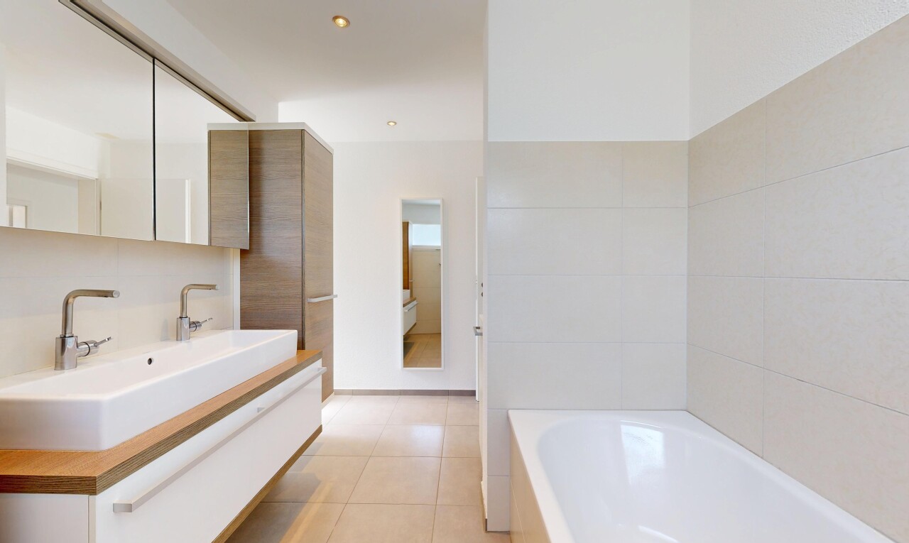 bad mit doppelwaschtisch, bad, komplettes badezimmer, waschbecken, und light floor