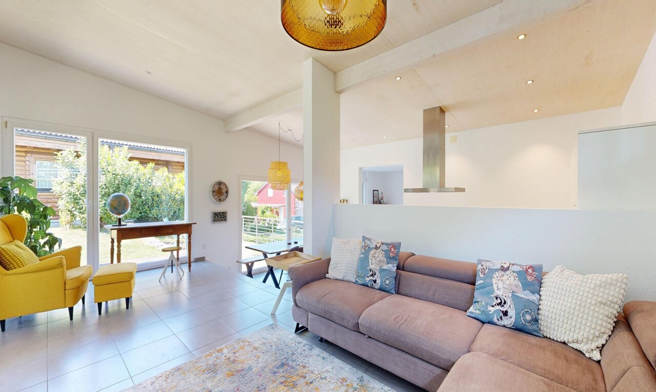 wohnzimmer mit balkendecke, beamed ceiling, dachschräge, vaulted ceiling, und inside property