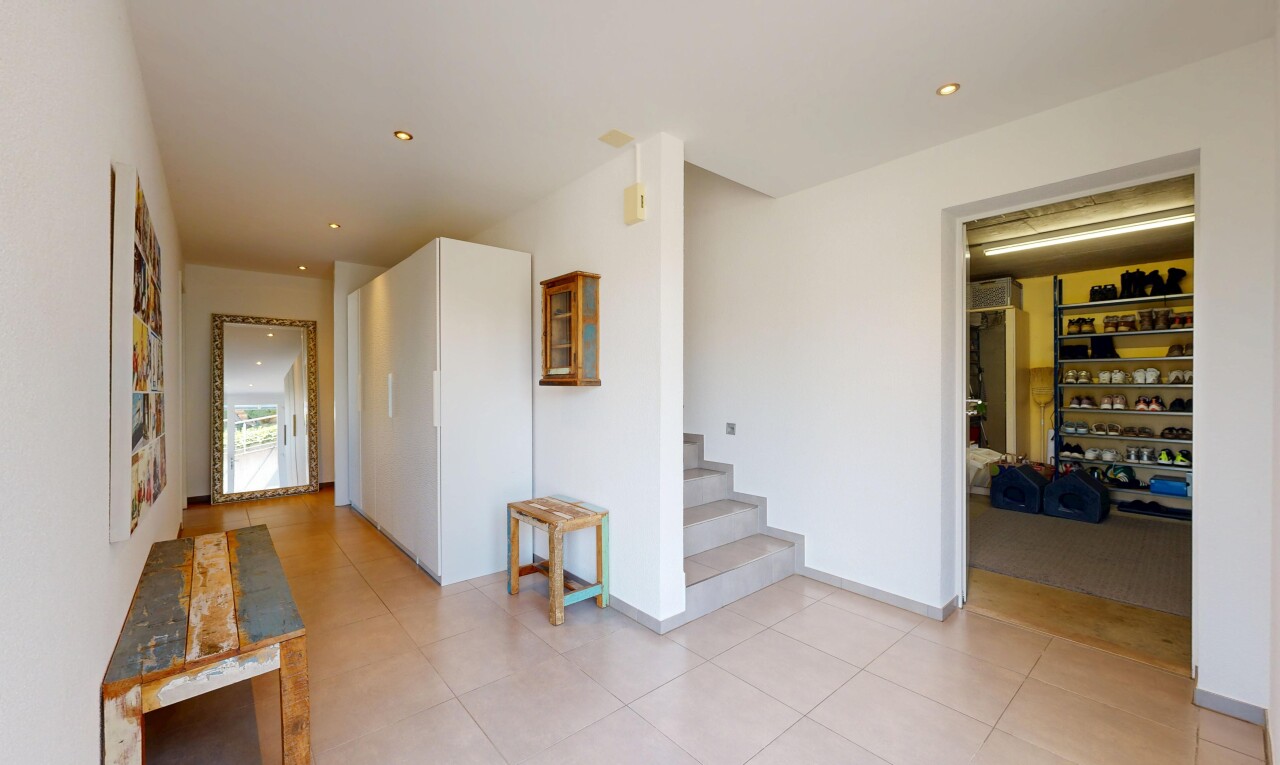 leerer raum mit treppen, gipskartonwand, drywall, inside property, und einbauleuchten