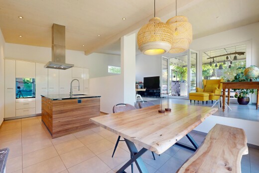 esszimmer mit natürliches licht, natural light, inside property, light floor, und fernseher