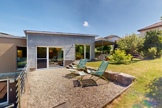 terrasse mit day time, property visible, terrasse, und rasen