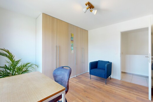 wohn- / esszimmer mit gipskartonwand, drywall, holzfußboden, wood finish floor, und inside property