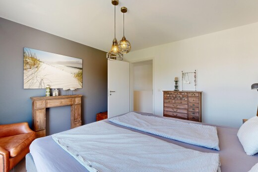 zimmer / schlafzimmer mit drywall, gipskartonwand, und inside property