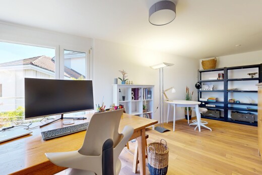 büro mit bürobereich, natürliches licht, natural light, inside property, und fernseher
