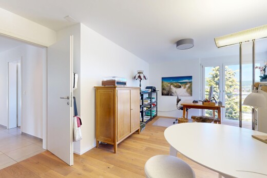 esszimmer mit inside property, natural light, natürliches licht, light floor, und wood finish floor