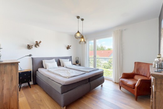 zimmer / schlafzimmer mit day time, wood finish floor, holzfußboden, inside property, und drywall