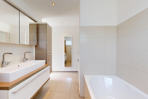 bad mit doppelwaschtisch, bad, komplettes badezimmer, waschbecken, und light floor