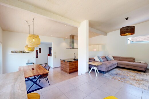 wohn- / esszimmer mit beamed ceiling, balkendecke, natural light, natürliches licht, und inside property