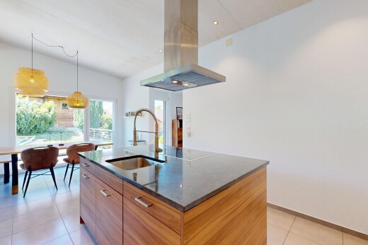 küche mit dunstabzugshaube, light floor, kücheninsel, kitchen island, und dark countertops