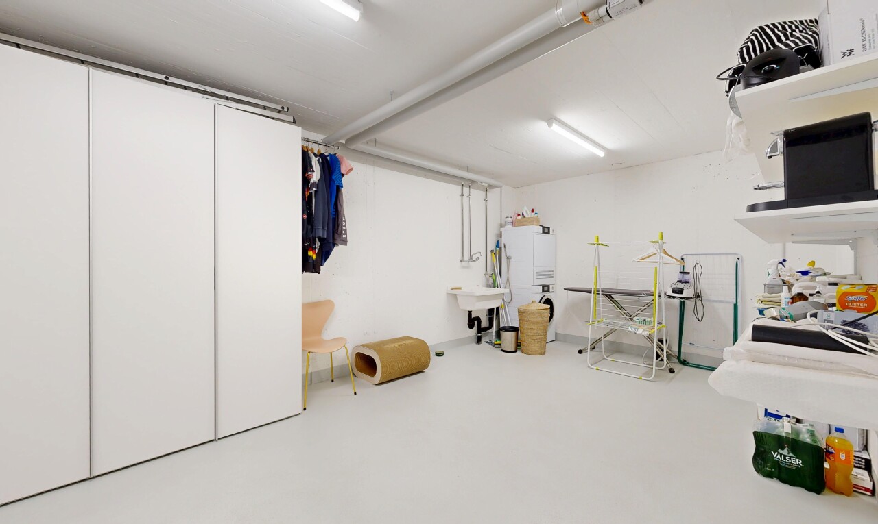 room / bedroom with concrete flooring and a closet