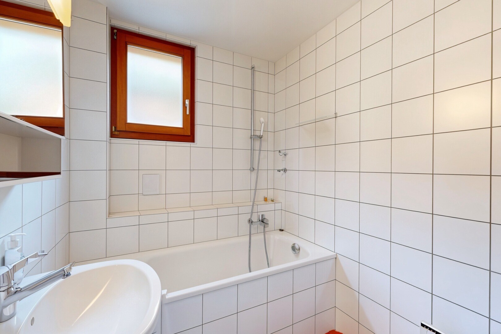bad mit tile wall, fliesenwand, natural light, natürliches licht, und komplettes badezimmer