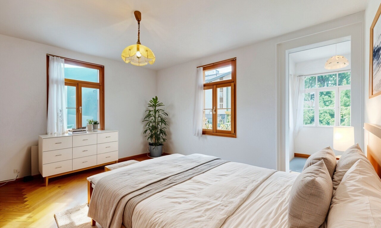 zimmer / schlafzimmer mit wood finish floor, holzfußboden, inside property, natural light, und natürliches licht