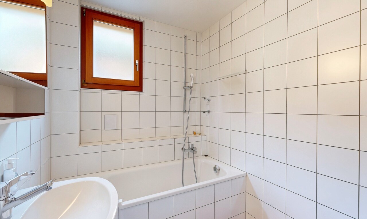 bad mit tile wall, fliesenwand, natural light, natürliches licht, und komplettes badezimmer