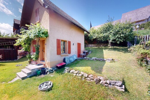 garten mit property visible, rasen, vortreppe, und day time