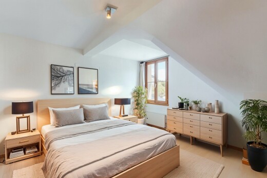 chambre avec natural light, lumière naturelle, wood finish floor, sol en finition bois, et inside property