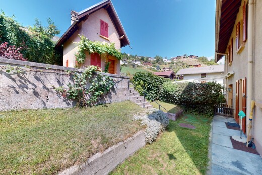 jardin avec day time, clôture, et pelouse