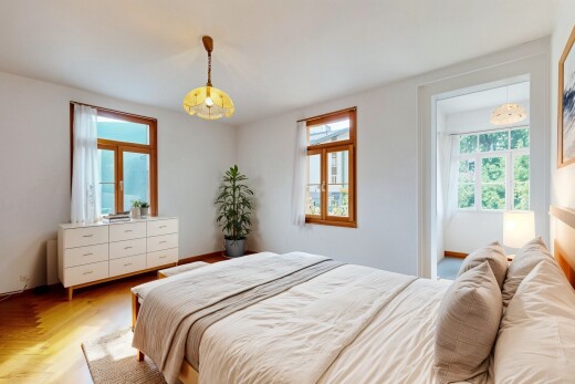 chambre avec wood finish floor, sol en finition bois, inside property, natural light, et lumière naturelle
