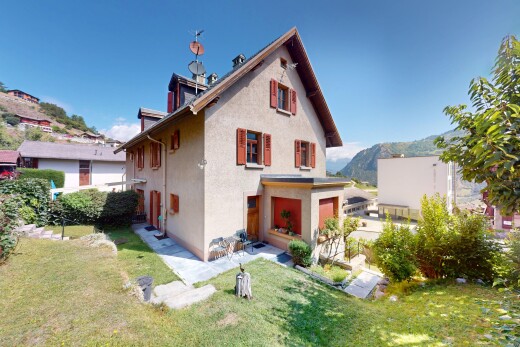 façade avec property visible, day time, pelouse, et bardage en stuc