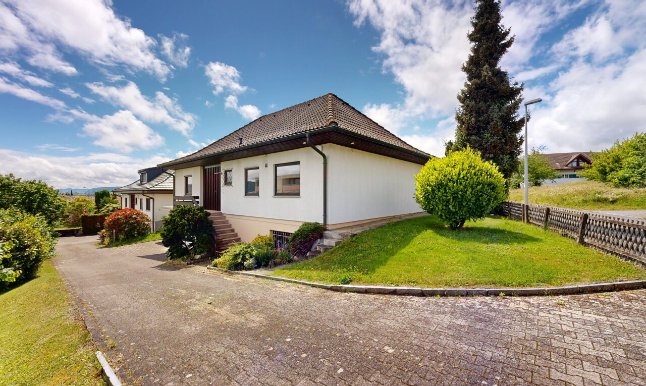 außenansicht mit property visible, rasen, zaun, day time, und stuckverkleidung