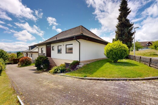 außenansicht mit property visible, rasen, zaun, day time, und stuckverkleidung