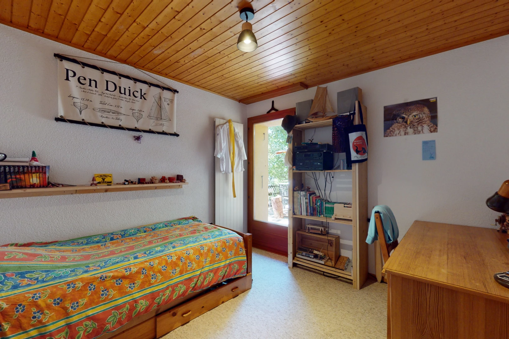 chambre avec plafond de bois, lumière naturelle, et terrazzo