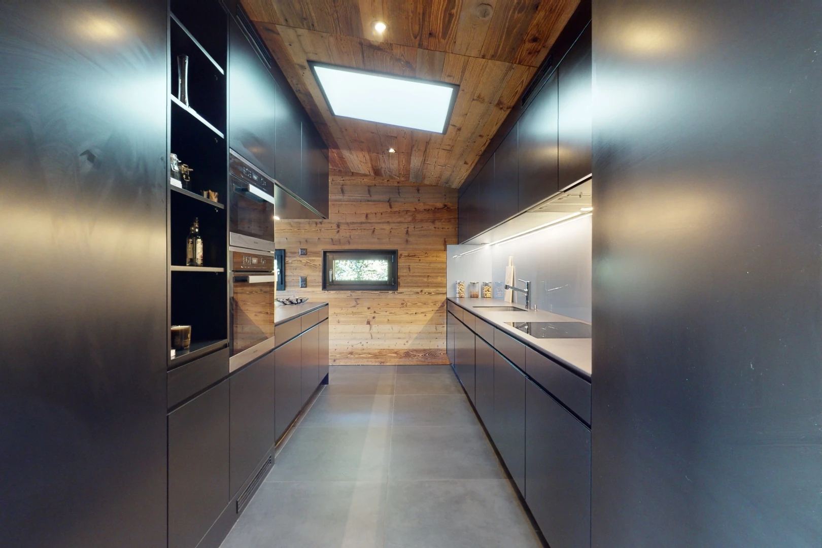 cuisine avec plafond en béton, lucarne, mur en bois, et plafond de bois