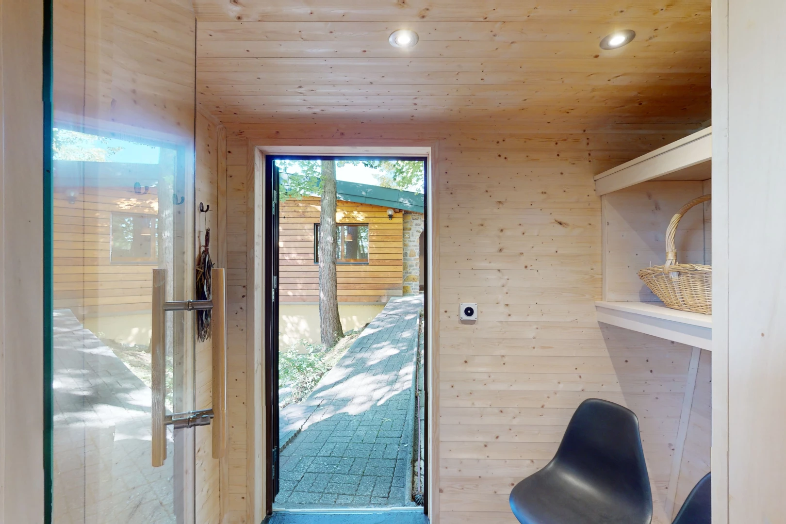 espace intérieur avec lumière naturelle, mur en bois, et plafond de bois