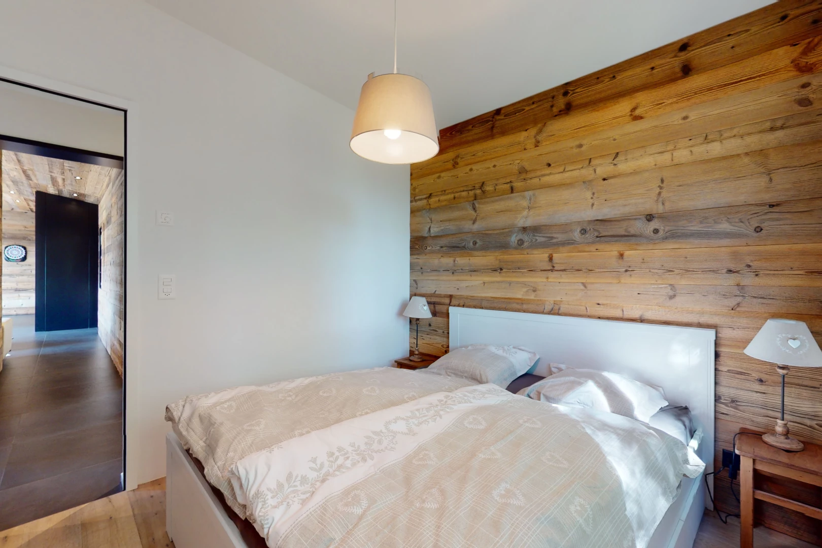 chambre avec plancher de bois et mur en bois