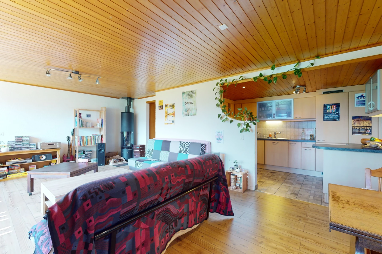 espace intérieur avec plancher de bois, plafond de bois, éclairage sur rail, et carrelage