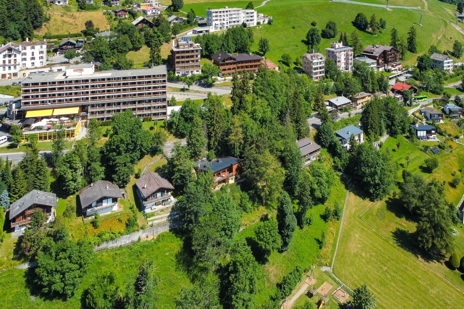 espace extérieur avec pelouse
