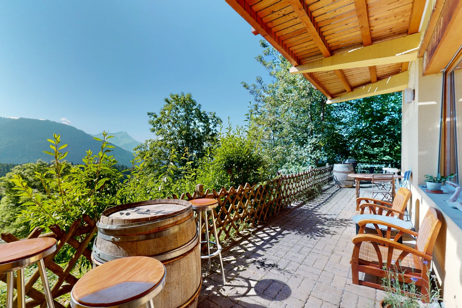 terrasse avec patio, vue sur la montagne, foyer, et kiosque