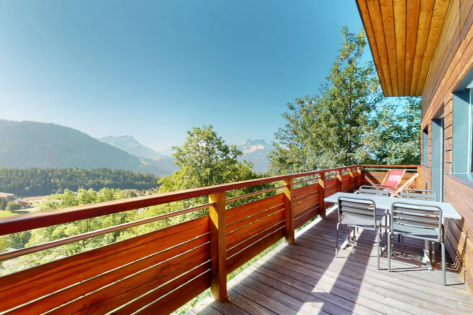 terrasse avec vue sur la montagne, balcon, et terrasse en bois