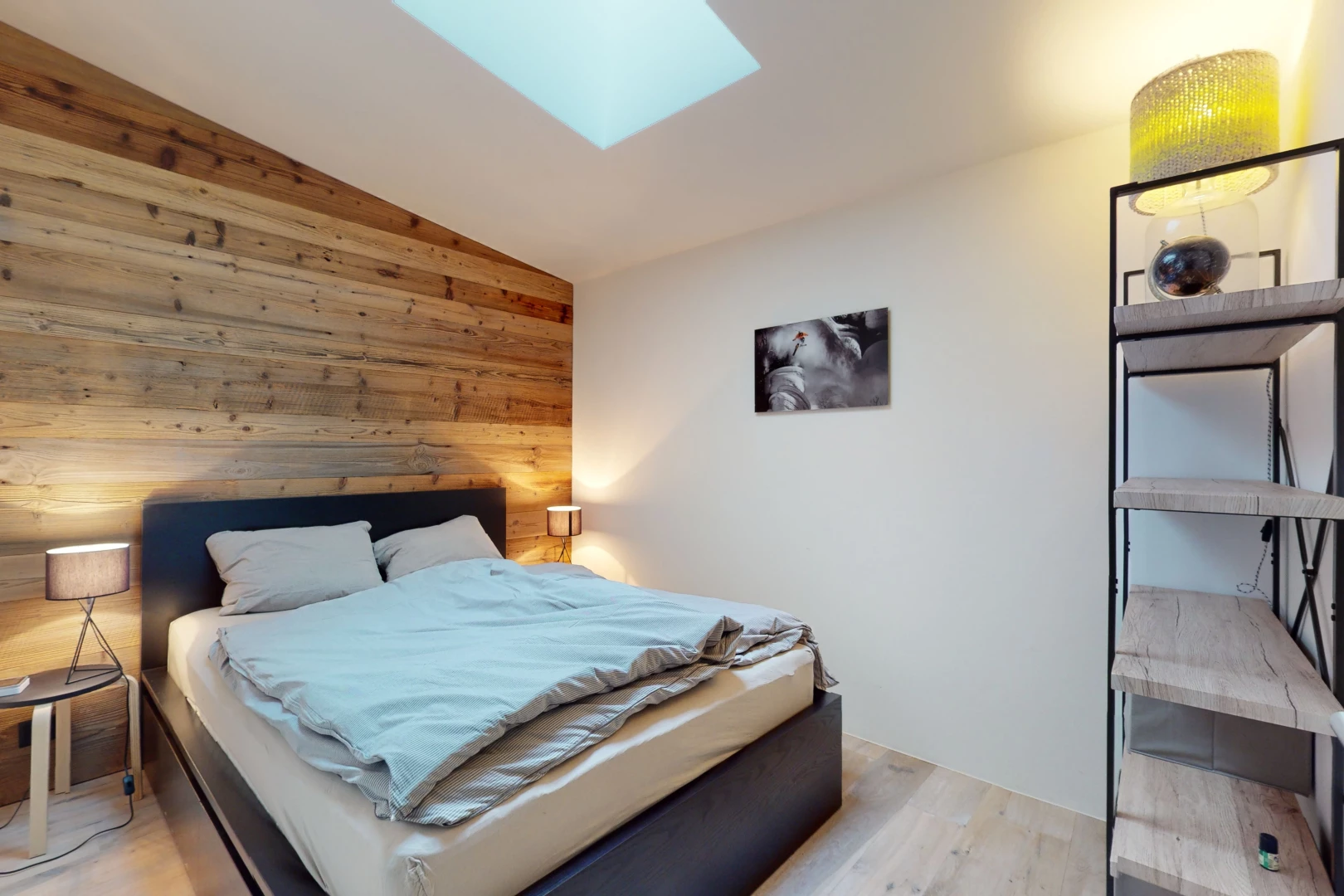chambre avec plancher de bois, mur en bois, lucarne, et plafond voûté