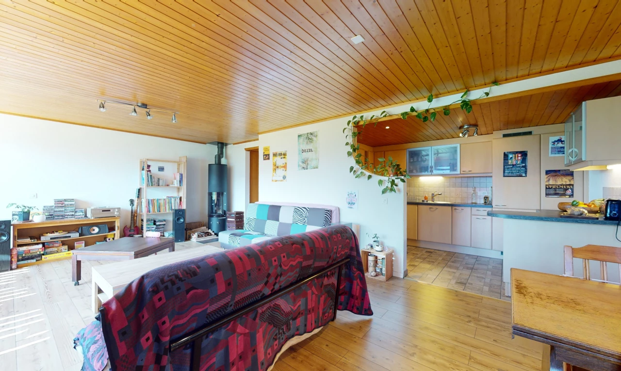 espace intérieur avec plancher de bois, plafond de bois, éclairage sur rail, et carrelage