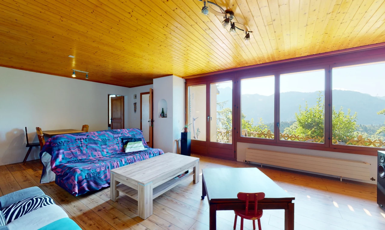 chambre avec plancher de bois, plafond de bois, et lumière naturelle