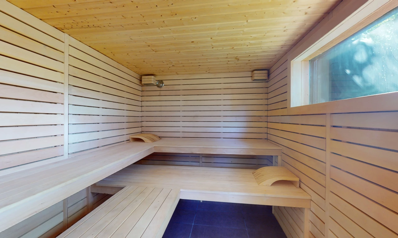 espace intérieur avec carrelage et plafond de bois