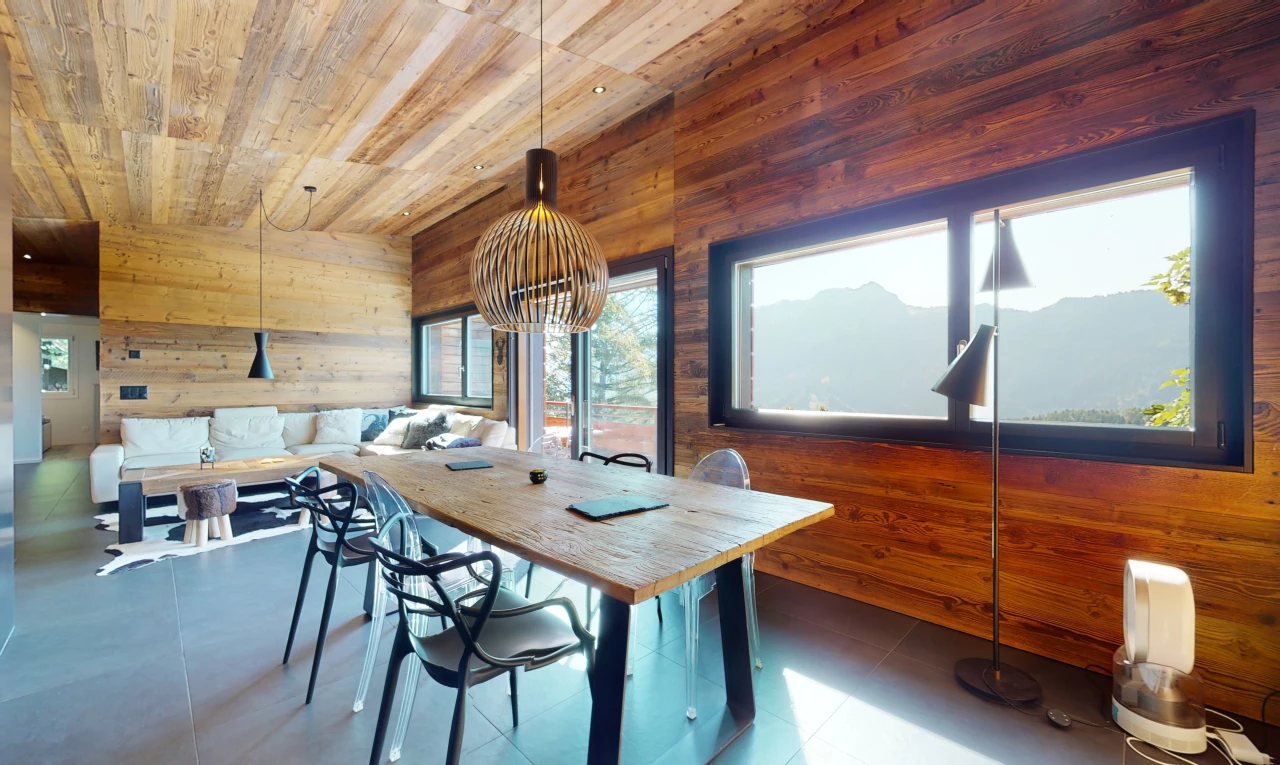 salle à manger avec carrelage, mur en bois, lumière naturelle, et plafond de bois