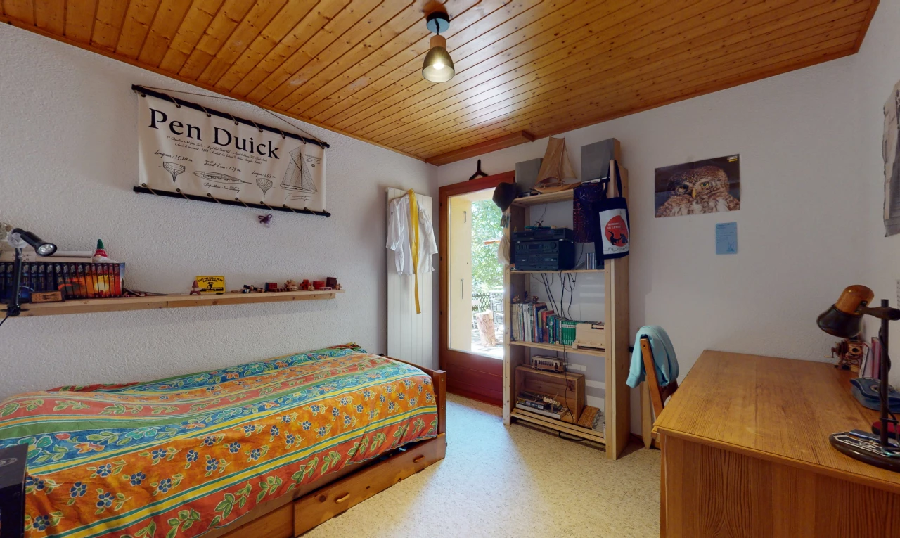 chambre avec plafond de bois, lumière naturelle, et terrazzo