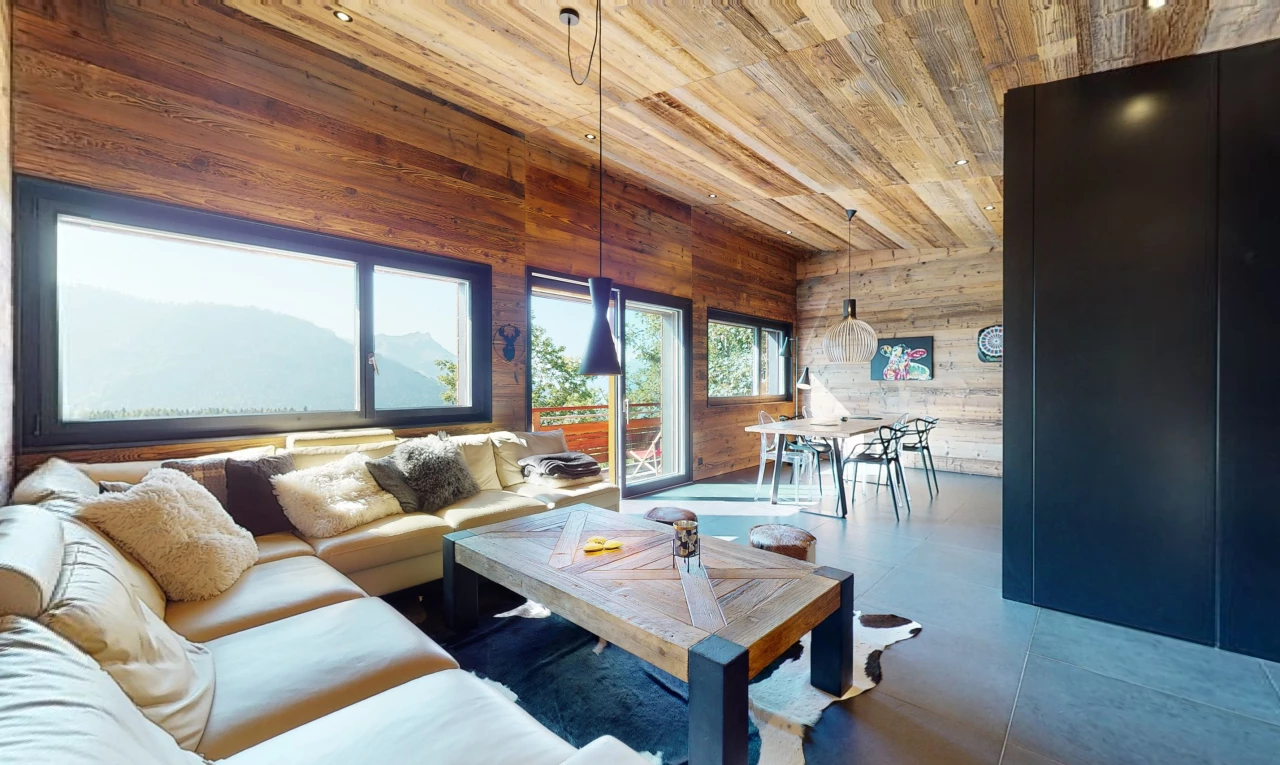 salon / salle à manger avec lumière naturelle, plafond de bois, et mur en bois