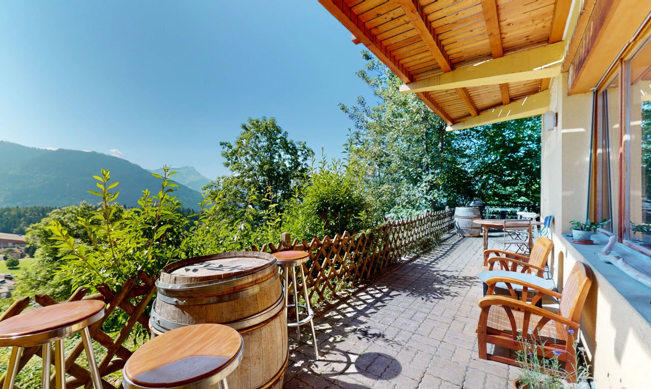 terrasse avec patio, vue sur la montagne, foyer, et kiosque