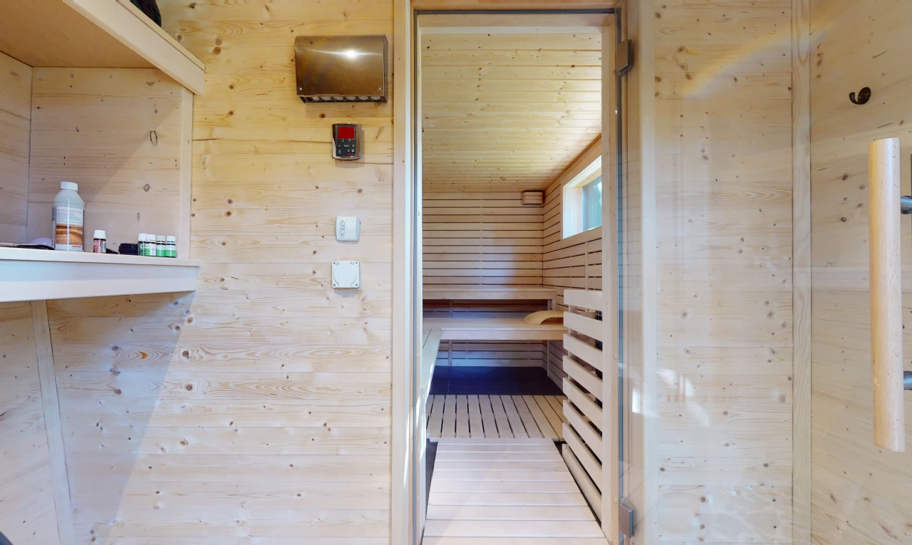 salle de bain avec plancher de bois